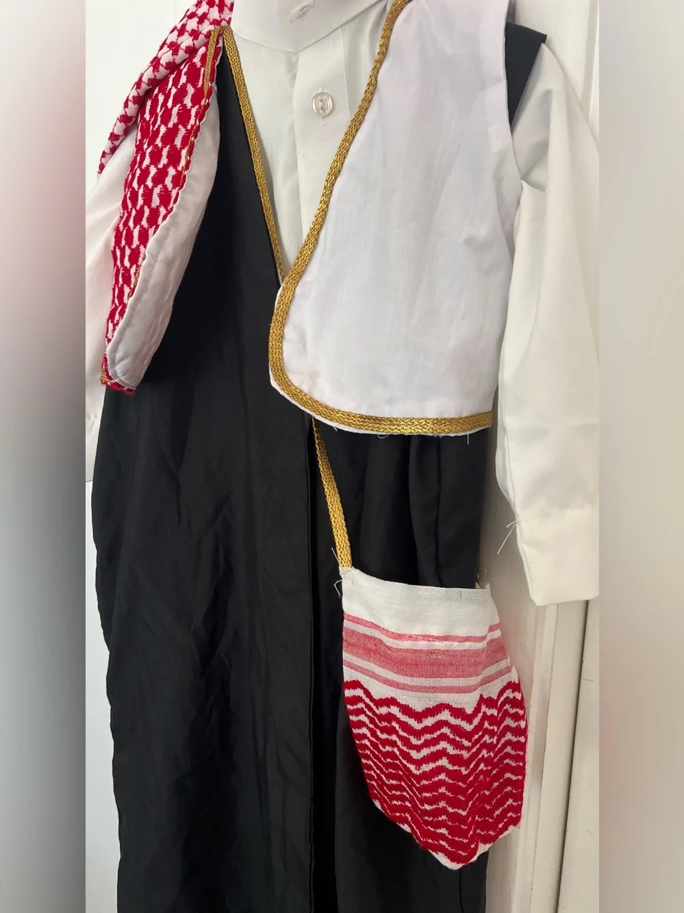 Traditional Red and White Keffiyeh shmagh,Thob&boys Bisht 30 طقم طفل خليجي